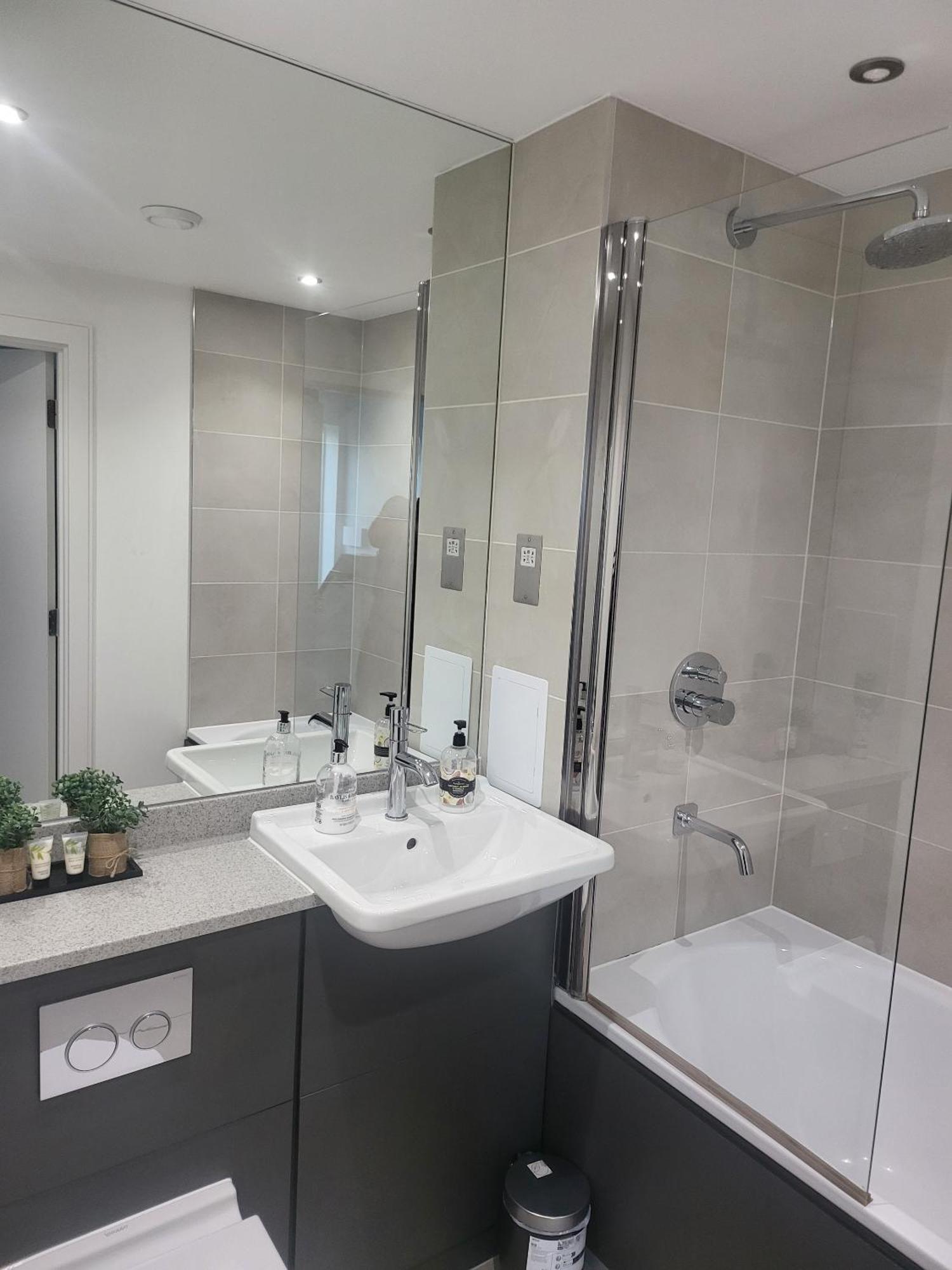 Kayz Lodge- Luxury Ensuite-Private & Shared Accommodation In A New House At The Olympic Village Overlooking Stratford Westfield And Tube Station Londres Chambre photo