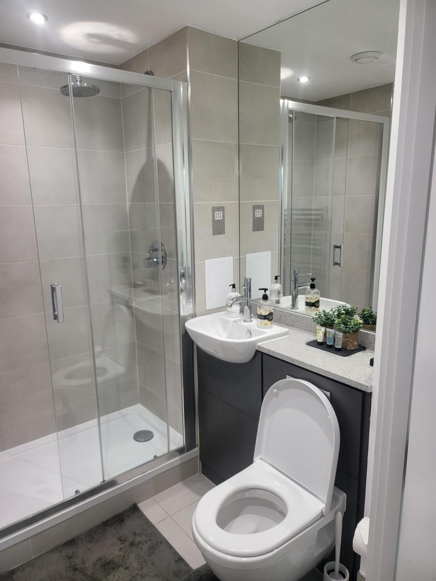 Kayz Lodge- Luxury Ensuite-Private & Shared Accommodation In A New House At The Olympic Village Overlooking Stratford Westfield And Tube Station Londres Chambre photo