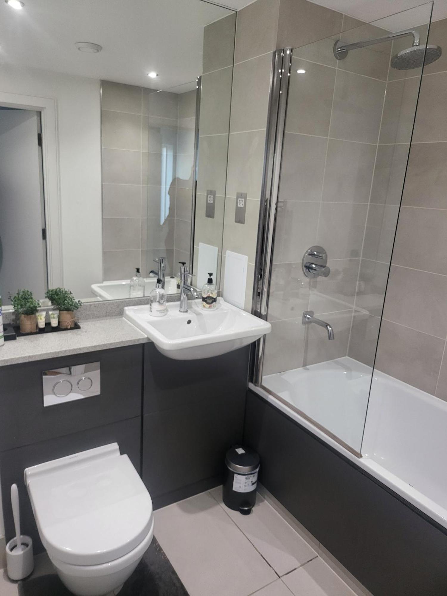 Kayz Lodge- Luxury Ensuite-Private & Shared Accommodation In A New House At The Olympic Village Overlooking Stratford Westfield And Tube Station Londres Chambre photo