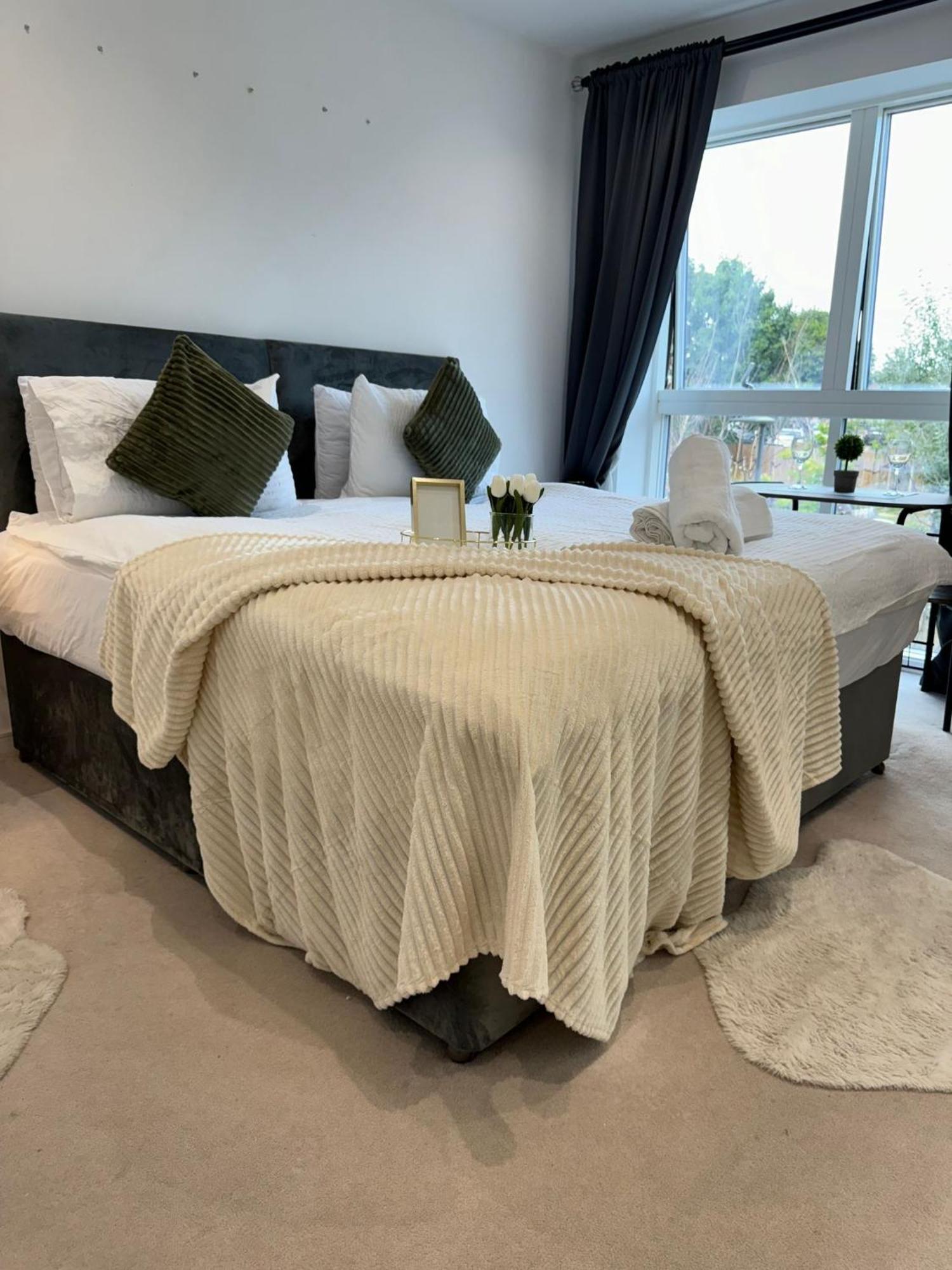 Kayz Lodge- Luxury Ensuite-Private & Shared Accommodation In A New House At The Olympic Village Overlooking Stratford Westfield And Tube Station Londres Extérieur photo