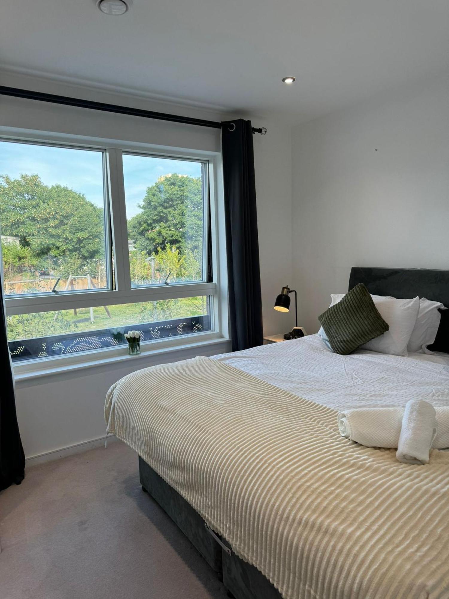 Kayz Lodge- Luxury Ensuite-Private & Shared Accommodation In A New House At The Olympic Village Overlooking Stratford Westfield And Tube Station Londres Extérieur photo